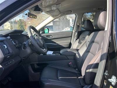 2025 Nissan Pathfinder SL