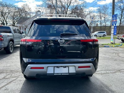 2023 Nissan Pathfinder SL