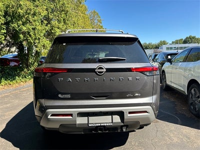 2025 Nissan Pathfinder SL